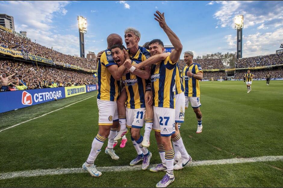 El reconocimiento genera debate, ya que el club no ganó el Apertura y el Clausura aún no finaliza, con los octavos de final por disputarse. (Foto: Rosario Central)&nbsp;