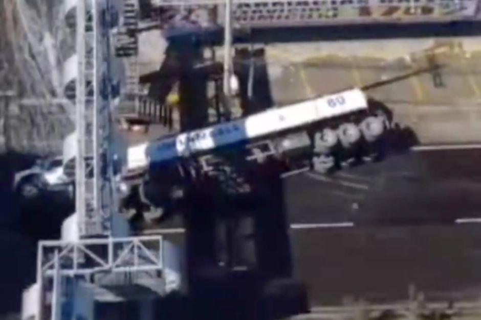 El tráiler ha quedado volcado y está derramando combustible en el lugar. (Foto: Amílcar Montejo)