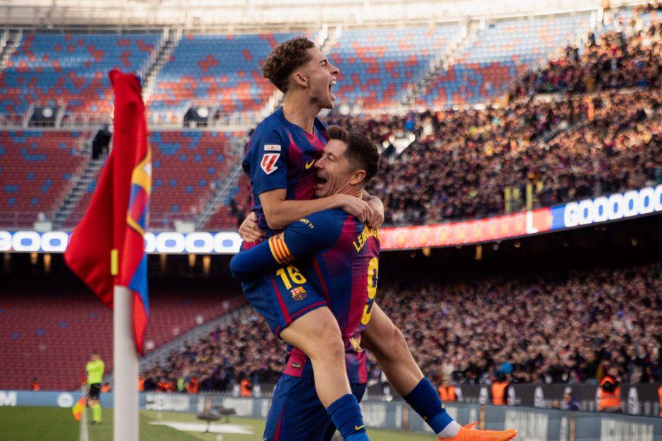 Lewandowski levanta y abraza a Fermín luego de abrir el marcador en el regreso al Spotify Camp Nou. (Foto: FCB)