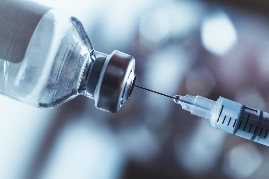 La vacuna hexavalente se aplica en puestos y centros de salud públicos. (Foto: Canva/Soy502)