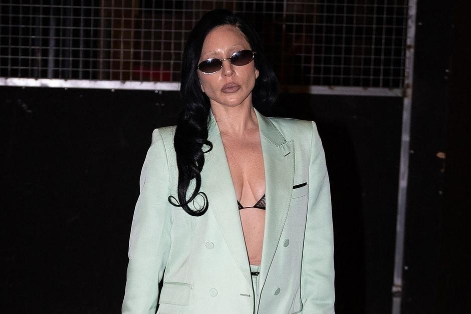 Lady Gaga dejó atrás el rubio para retomar su icónico cabello negro. (Foto: People)