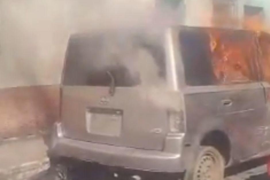 El vehículo inició a incendiarse sin razón aparente. (Foto: captura del video)