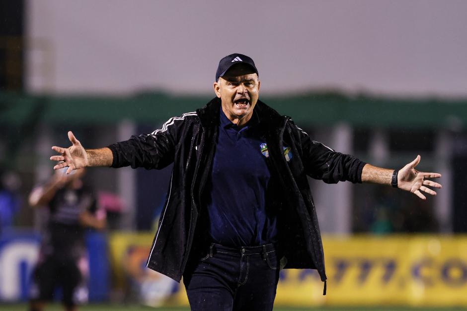 Sopegno seguiría siendo el entrenador de Comunicaciones para el torneo Clausura 2025. (Foto: Juan Mijangos / Nuestro Diario)