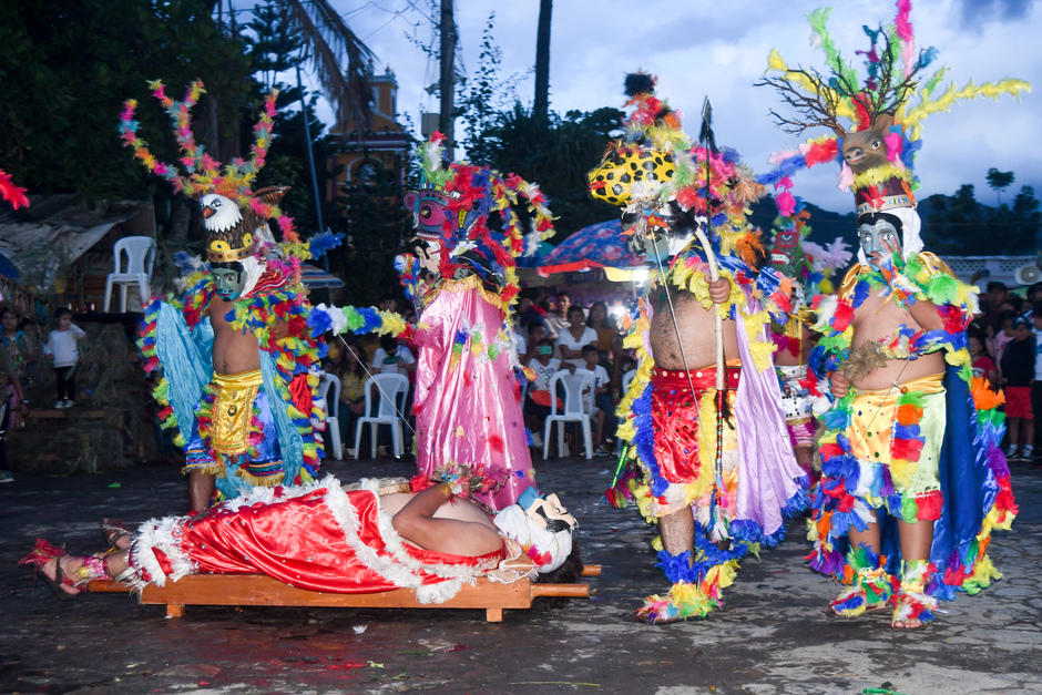 La muerte de Tecún Umán es representada con solemnidad. (Foto: Leonel Vásquez/Colaborador)&nbsp;