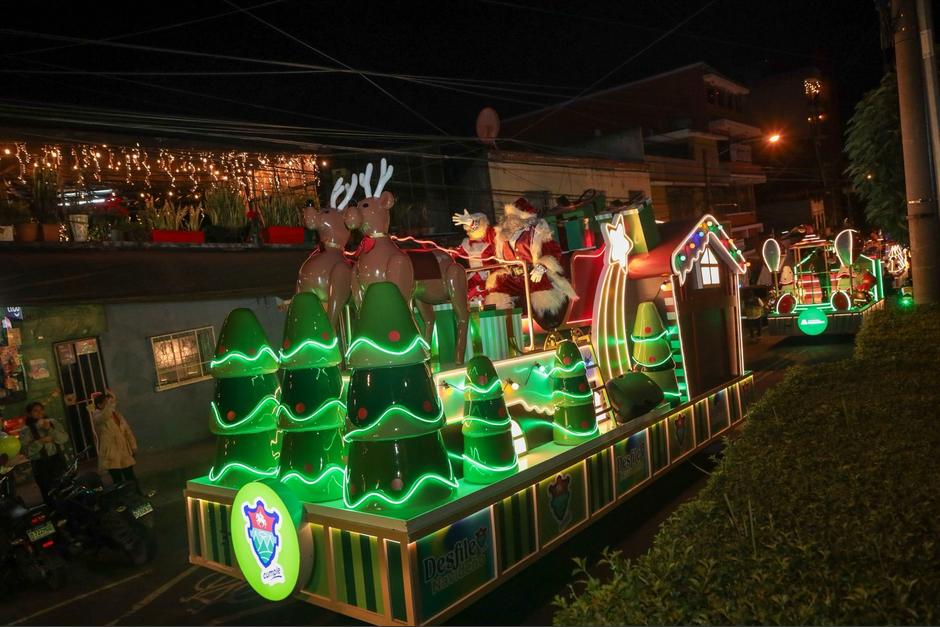 Las calles fueron iluminadas por las coloridas carrozas navideñas esta noche. (Foto:&nbsp;Oscar Rivas/Colaborador)
