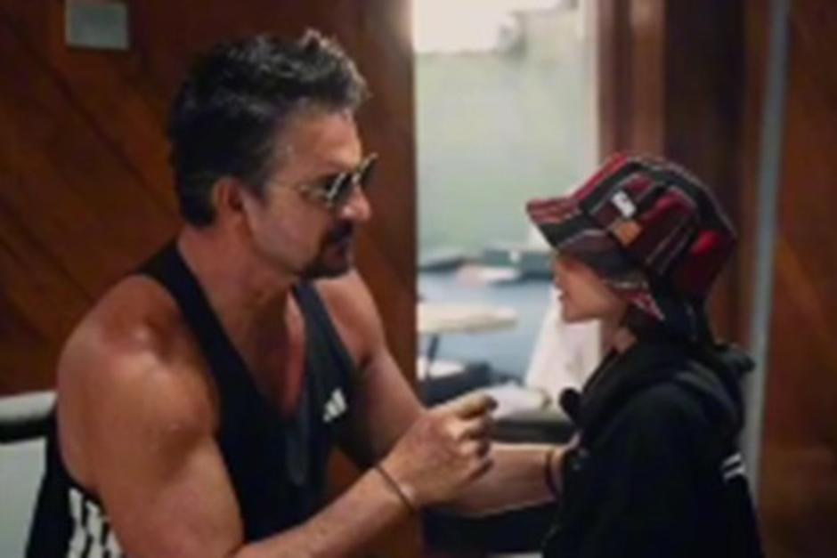 Ricardo Arjona compartió la emoción del pequeño Pablo al verlo dirigir su show por un día. (Foto: Instagram)