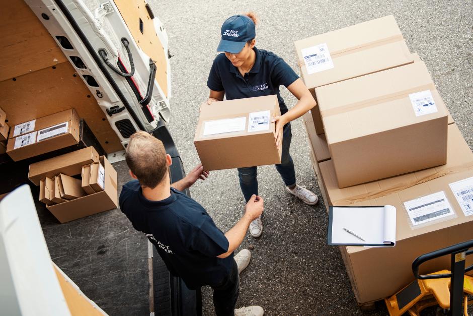 Los envíos exprés y entregas masivas suman cada día nuevos retos para mantener los estándares de atención. (Foto: Canva/Soy502)