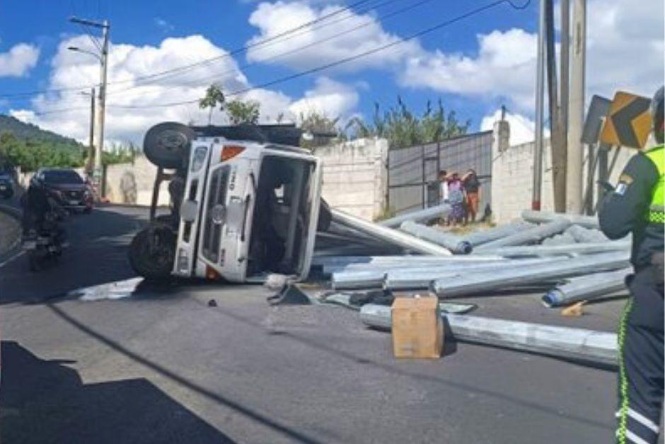 El camión ha quedado volcado sobre la cinta asfáltica en Bárcenas, Villa Nueva. (Foto: Asonbomd)
