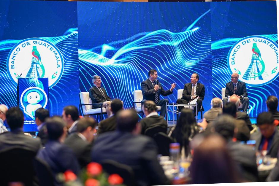 Nicholas Virzi, Federico Nelson Dorin y Hugo Maul, junto a Álvaro González Ricci, presidente de la Junta Monetaria y del Banguat, comparten perspectivas sobre datos en la era digital. (Foto: Banguat/Soy502)