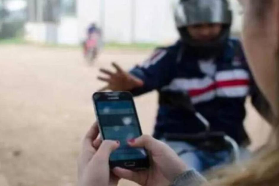 &nbsp;Los asaltantes pasaron frente a su víctima y posteriormente regresaron para arrebatarle el teléfono.&nbsp; (Foto ilustrativa: Archivo/Soy502)