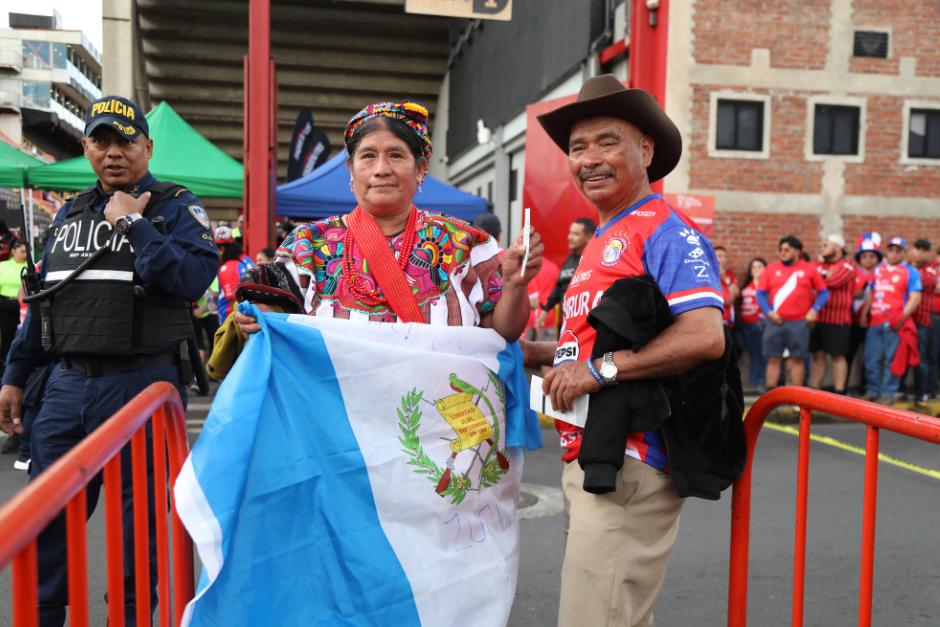 Cientos de aficionados quetzaltecos se desplazaron hacia Costa Rica para apoyar a Xelajú. (Foto: Juan Mijangos)