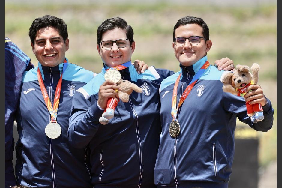 Pedro Pablo Salazar, Julio Barillas y Marcelo Del Cid conquistaron el oro en equipos de tiro con arco compuesto. (Foto: COG)