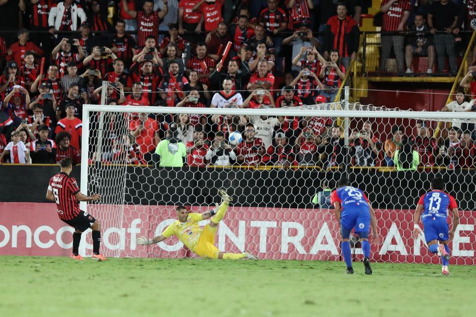 Rubén Silva tuvo una noche inspirada y tapó dos penales. (Foto: Juan Mijangos)