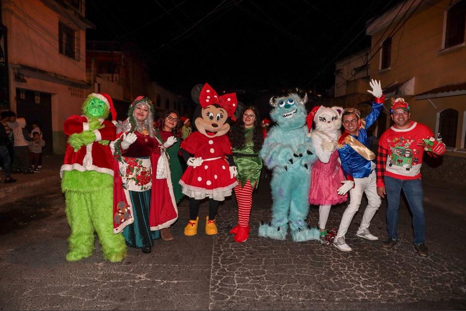 Diversos personajes acompañaron las carrozas esta noche en zona 18.&nbsp;(Foto: Oscar Rivas/Colaborador)