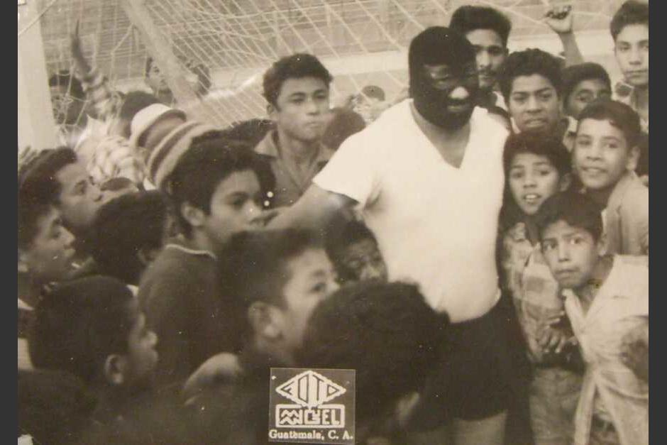 Máscara Negra fue el guardameta en uno de los partidos entre periodistas y luchadores. (Archivo, Miguel Ruano)