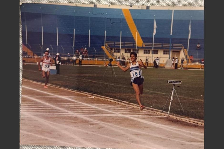 En 1986 ganó la medalla de oro en los Juegos Centroamericanos, en la categoría de 1,500 metros. (Foto: Cortesía Hugo Allan García)