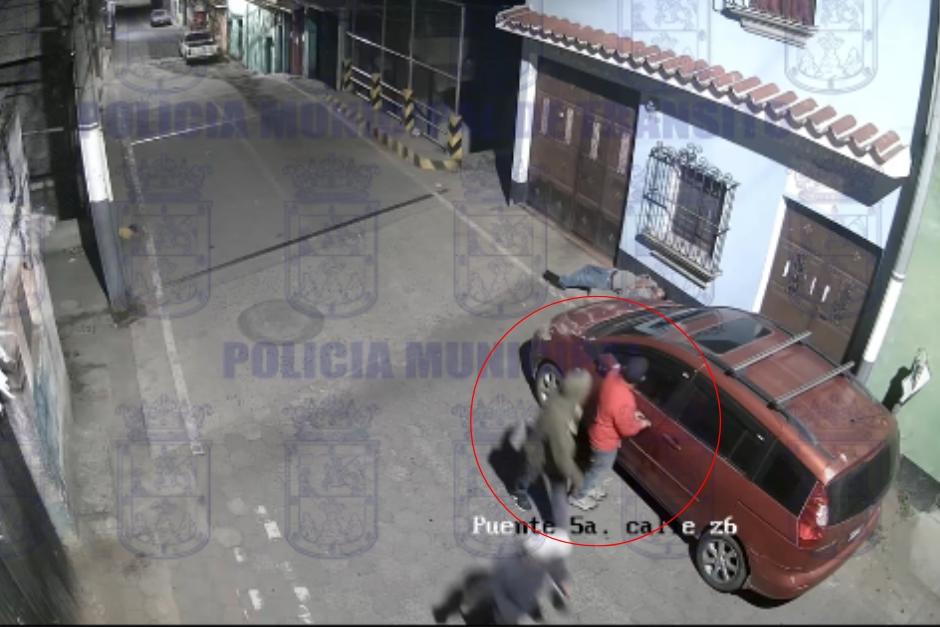 Las imágenes captan a tres hombres que realizan un recorrido por una calle con varias baterías robadas. (Imagen: captura de pantalla)&nbsp;
