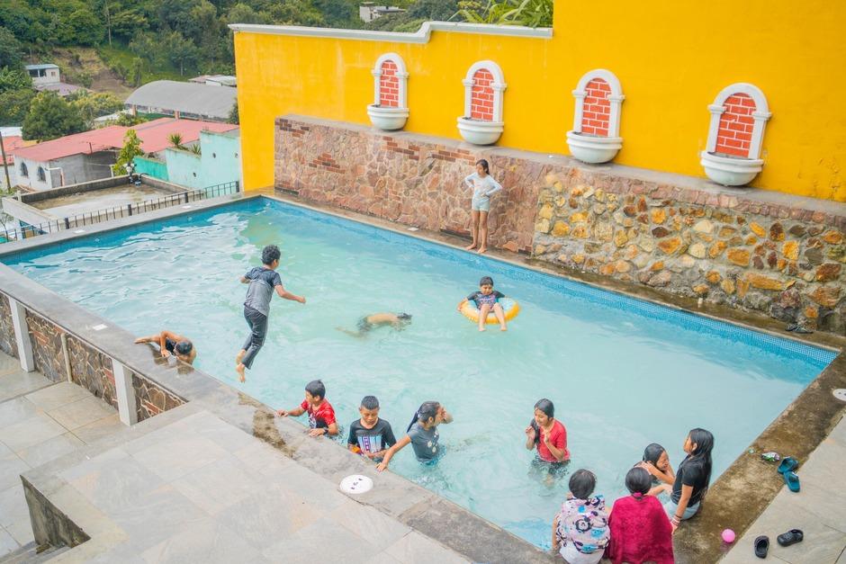 Visitantes pueden disfrutar de las cuatro piscinas familiares y las áreas verdes del centro recreativo Las Cascadas. (Foto: Renato Melgar/Colaborador)