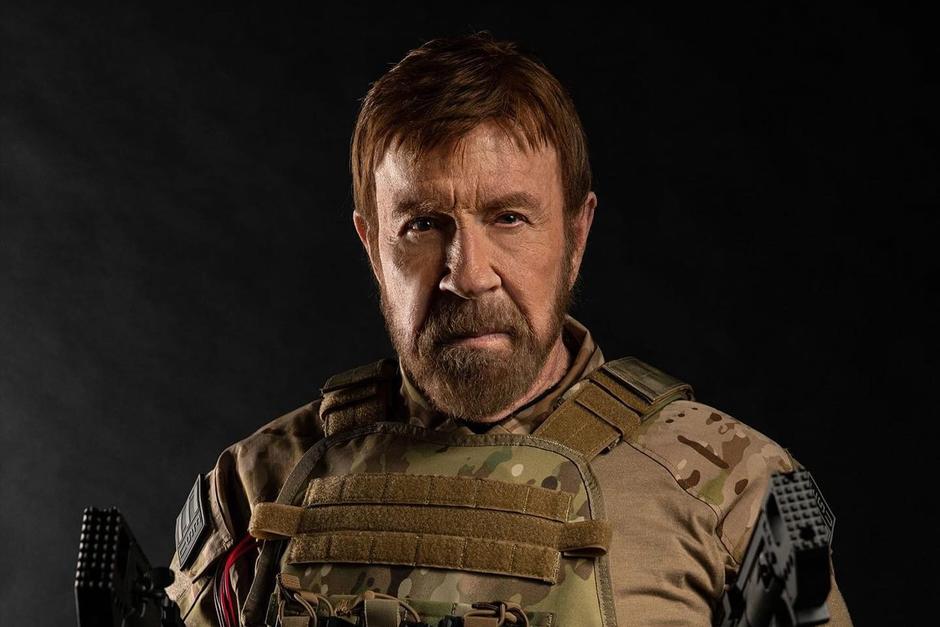 Chuck Norris demuestra que la fuerza no tiene edad. (Foto: X)