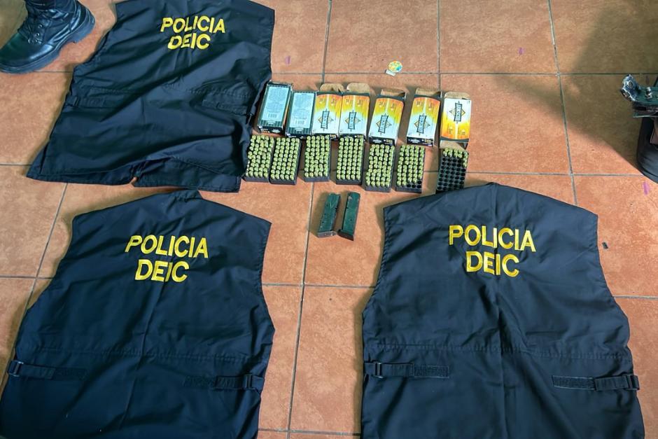Durante los allanamientos también se encontraron documentos personales y armas de fuego (Foto: PNC)