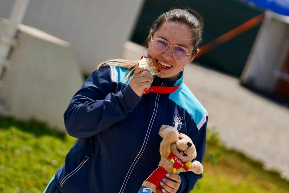 Ingrid Vela con la medalla de oro en lo más alto del podio. (Foto: COG)