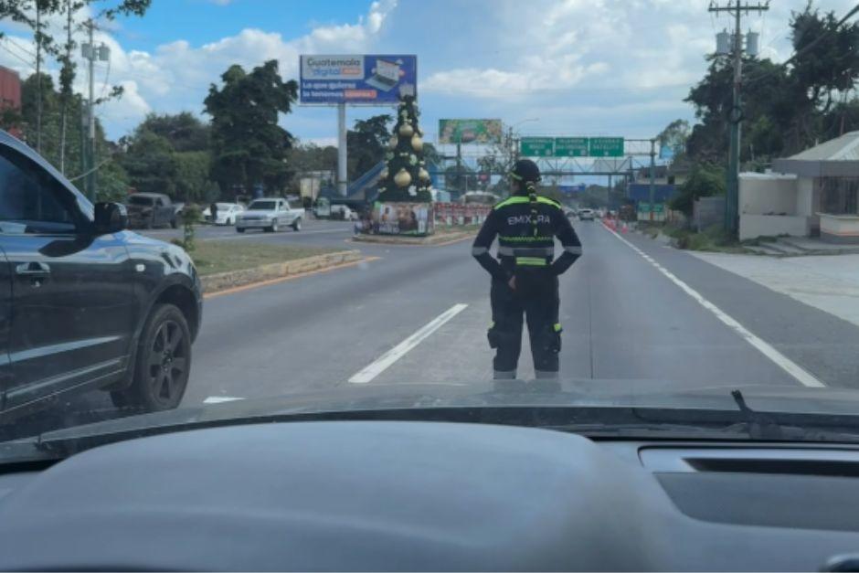 La agente de Emixtra evitó la circulación vehicular por unos minutos. (Foto: captura de video)