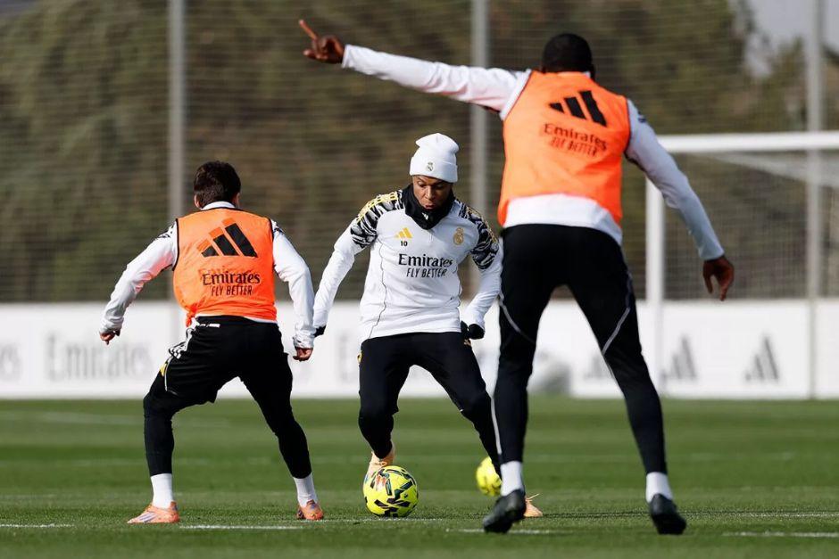 Kylian Mbappé fue parte del entrenamiento y apunta a ser el líder en ataque para los merengues en Girona. (Foto: Real Madrid)