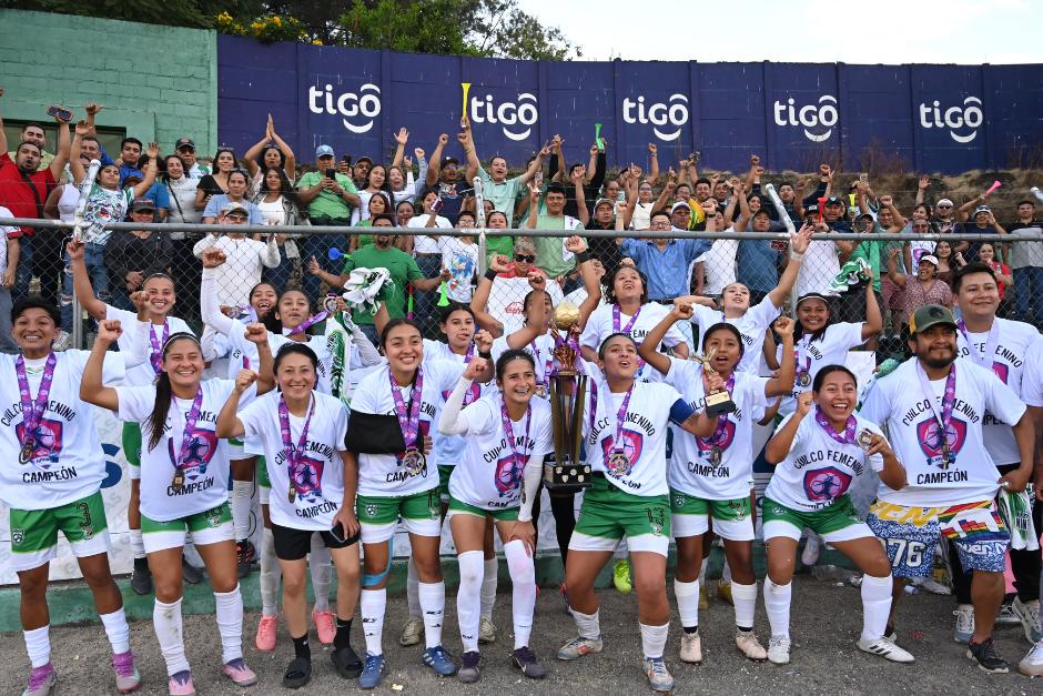 Las campeonas festejan el título con la gente que las acompañó en Amatitlán. (Foto: Pedro Pablo Mijangos / Nuestro Diario)