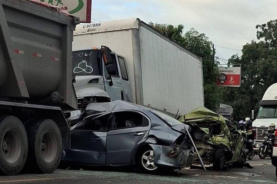 Los pasajeros de los vehículos resultaron víctimas de este choque quíntuple. (Foto: redes sociales)