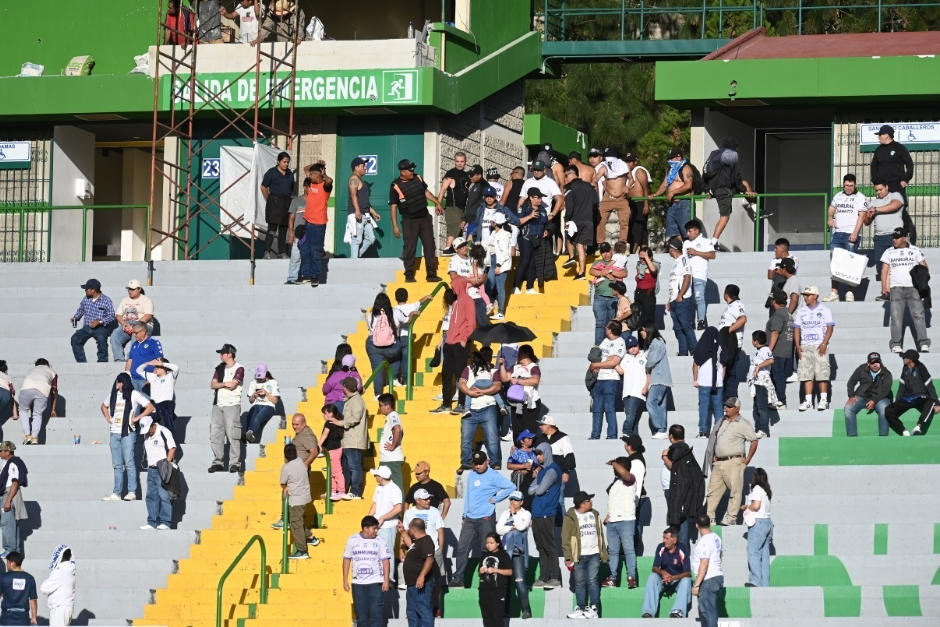 Los incidentes se produjeron cerca del minuto 55 en el graderío, dejando una imagen para el olvido de Comunicaciones en el Torneo Apertura 2025. (Foto: Pedro Pablo Mijangos/Nuestro Diario)