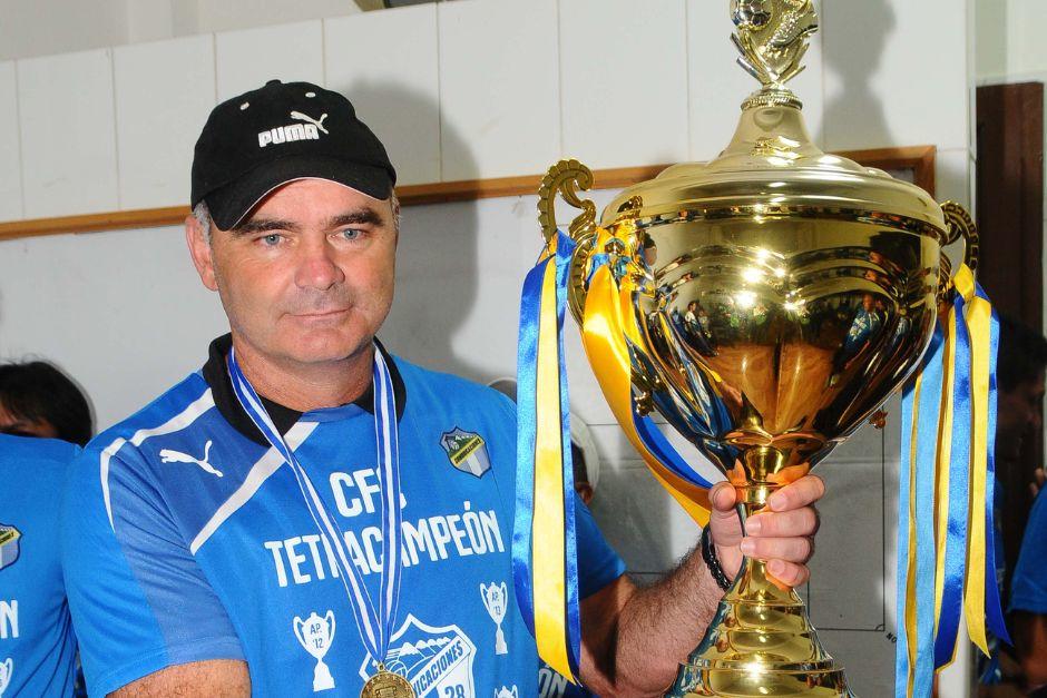 El entrenador argentino ha levantado cinco trofeos de Liga Guate Banrural en siete diferentes etapas. Su última copa fue en 2014. (Foto: Archivo Soy 502)