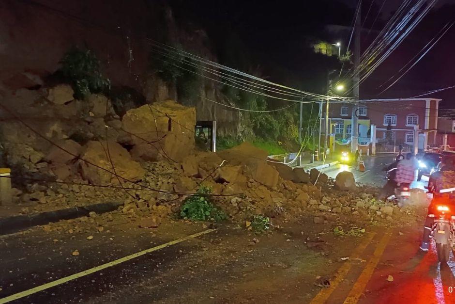 El derrumbe provocó que se obstaculizara el paso vehicular por unos minutos. (Foto: PMT de Santa Catarina Pinula)