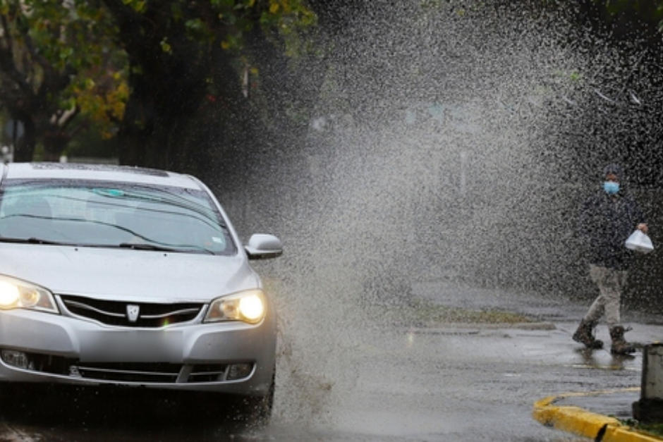 Los peatones se desplazan bajo condiciones climáticas adversas en época de invierno. (Foto ilustrativa: vía Tránsito PNC)
