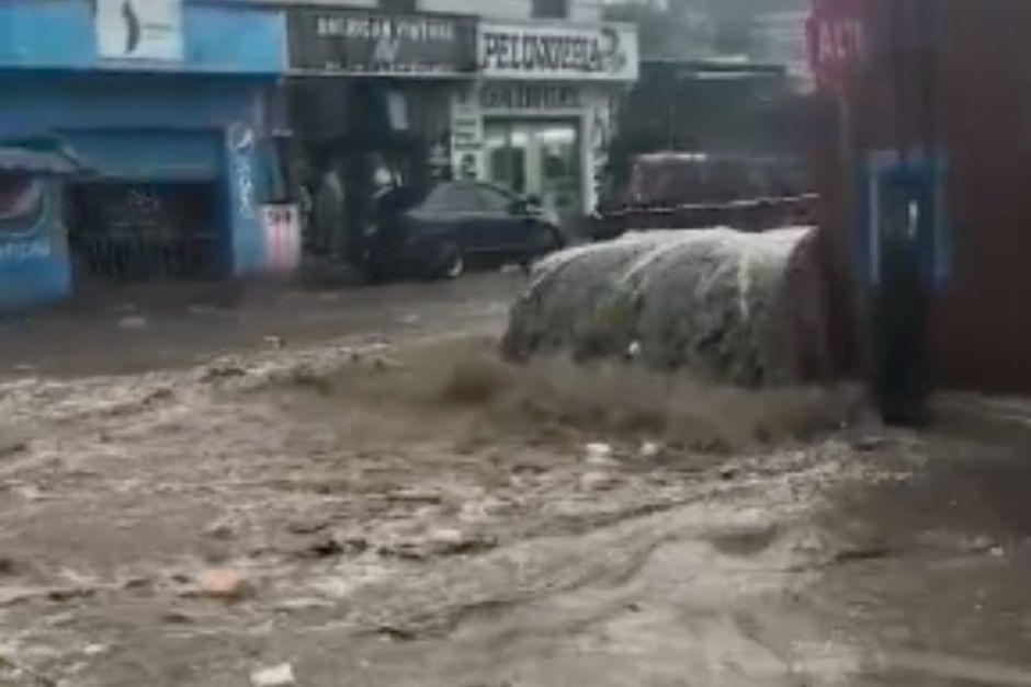 Río desbordado por lluvias y tragantes tapados provocaron inundaciones. (Foto: captura de video de&nbsp;Edwards Morales/colaborador)