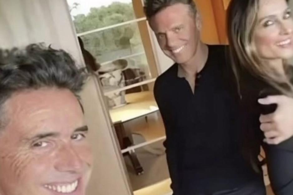 El cantante luce un aspecto renovado junto a su novia y su estilista. (Foto: X)