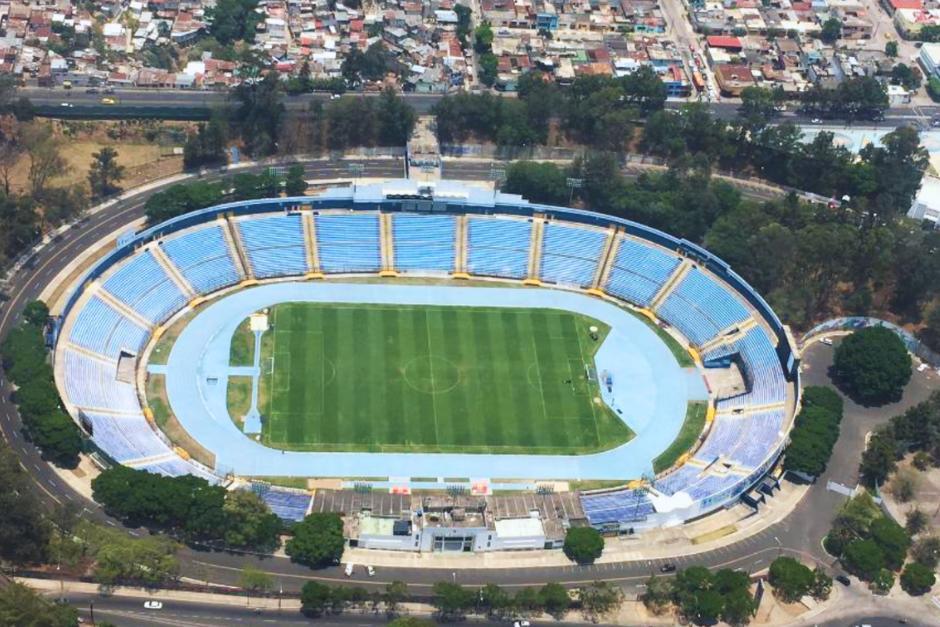 El estadio Doroteo Guamuch Flores sigue siendo objeto de una remodelación, pero habría dificultades para el cambio de césped. (Foto: Archivo/Soy502)