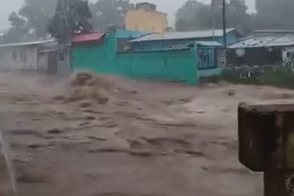 El río Icán creció por las intensas lluvias en Cuyotenango, Suchitepéquez. (Foto: captura de video de redes sociales)