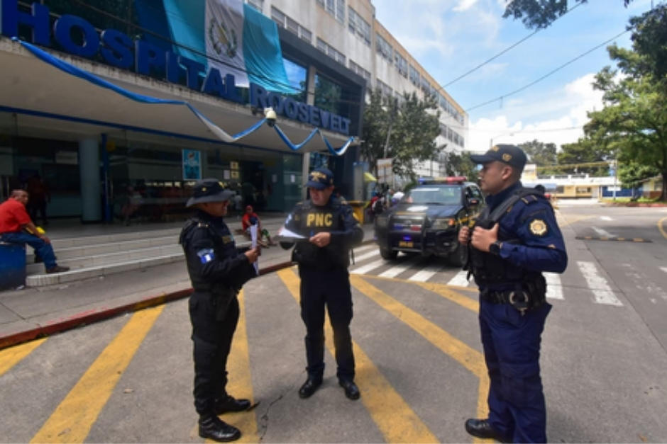 Ante la alerta la PNC desplegó un refuerzo de agentes en áreas internas y externas del centro asistencial.&nbsp;(Foto: Archivo/Soy502)