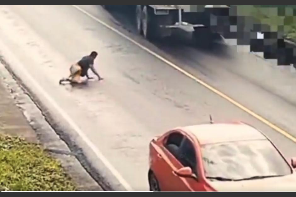 El hombre logró levantarse como si nada. (Foto: captura de video)