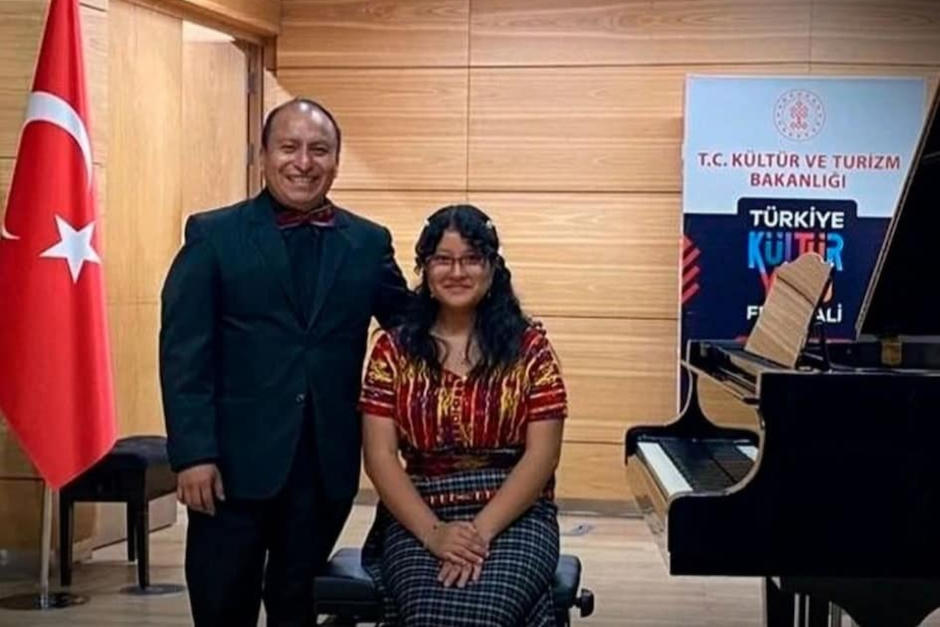 Yahaira Tubac y Roberto Pérez combinaron su talento en Turquía. (Foto: Adomusic)