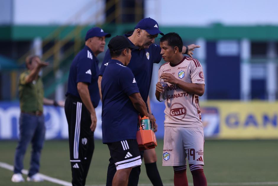 Sopegno lamentó la derrota, pero valoró el partido que hicieron sus pupilos ante Mixco. (Foto: Juan Mijangos / Nuestro Diario)