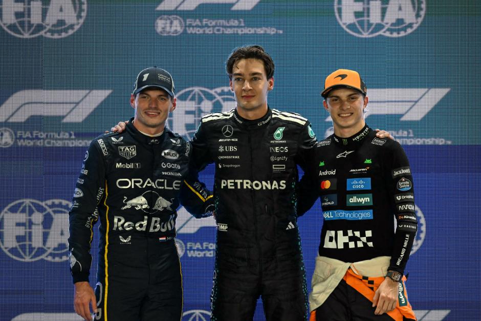 Russell saldrá en primera línea junto a Verstappen (izq.) y Piastri, líder del mundial de pilotos, largará tercero. (Foto: AFP)