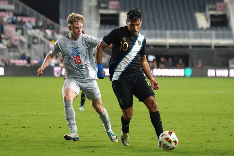 El volante recibió felicitaciones de sus compañeros del club Aparicio, Quirós, Díaz, Cárdenas, entre otros. (FOTO: Archivo)
