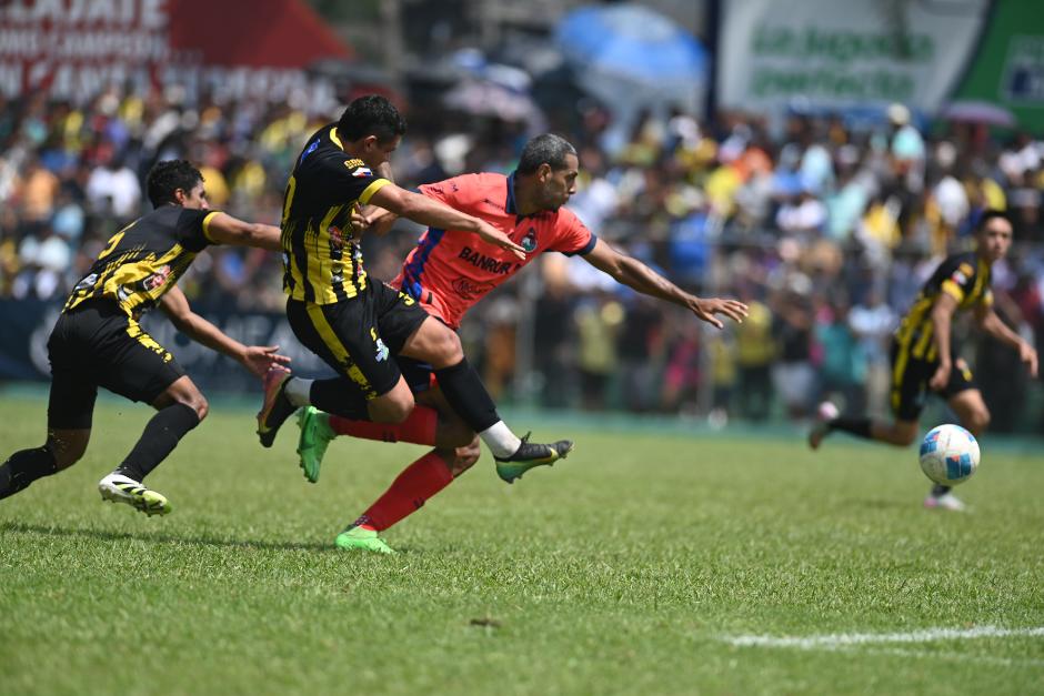 El hondureño&nbsp;Eddie Hernández ingresó de cambio para los ediles, pero no consiguió ser efectivo ante los aurinegros. (FOTO: Pedro Pablo Mijangos / Colaborador)