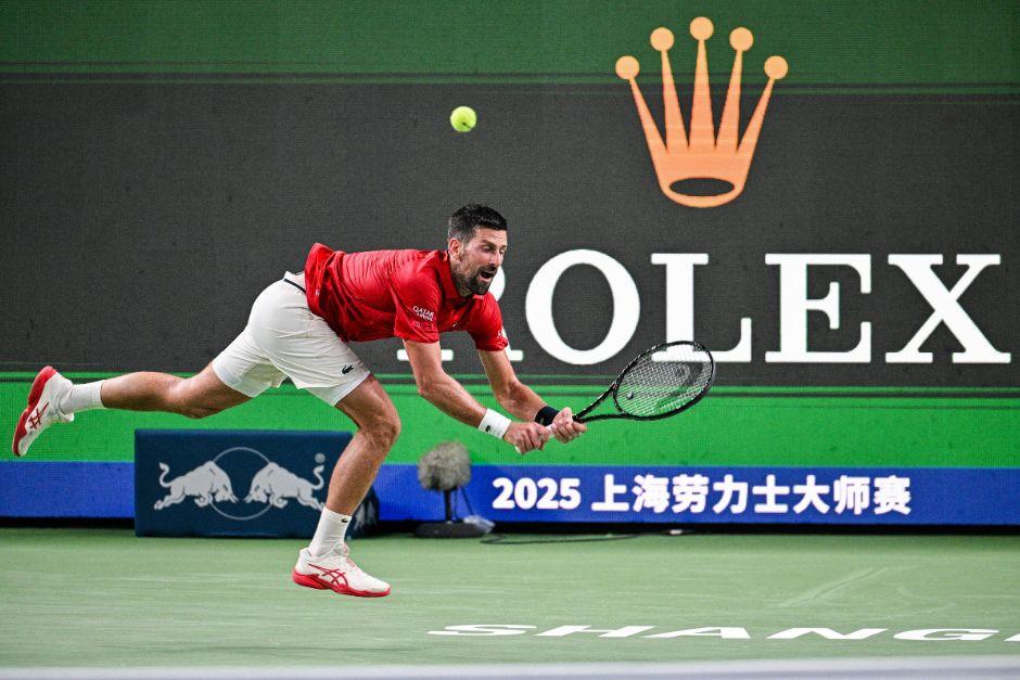 Novak Djokovic sufrió más de la cuenta para vencer al alemán Yannick Hanfmann, pero pudo conseguir el boleto para la tercera ronda del Masters 1000 de Shanghái. (Foto: AFP)