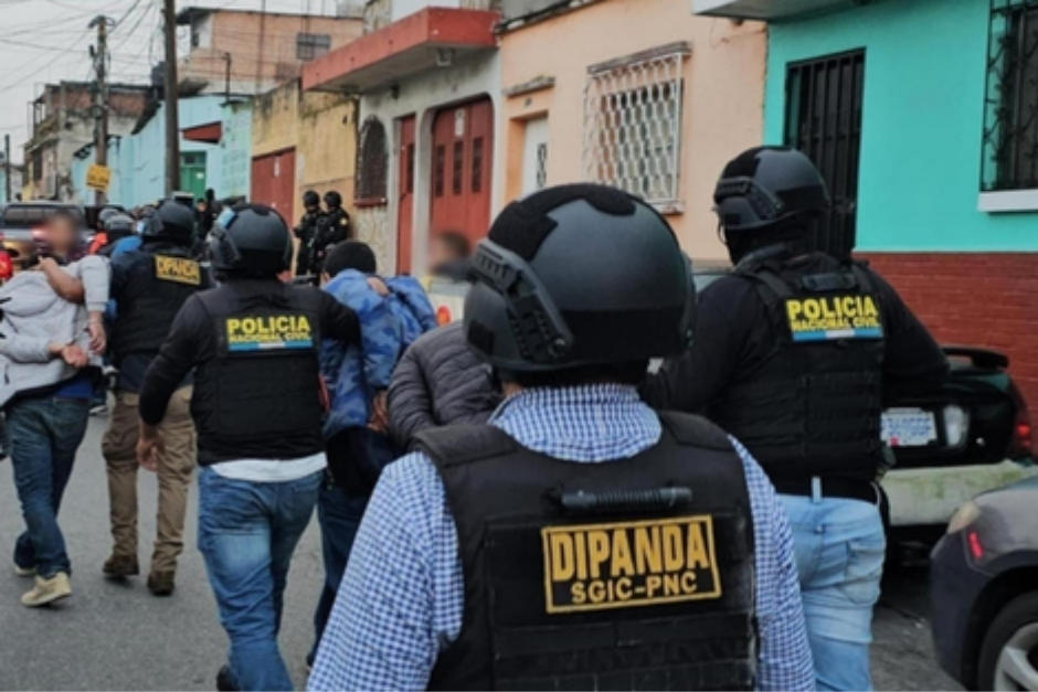 Doce de los detenidos se enfrentaron a la justicia por los delitos de asociación ilícita, extorsión y asesinato. (Foto: PNC)