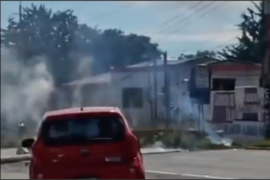 Pudieron controlar el fuego que produjo la caída del poste. (Foto: captura del video)