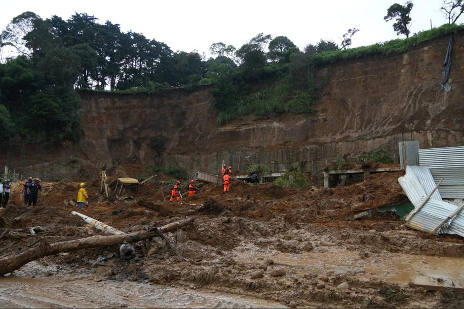 Un hombre quedó soterrado bajo el lodo. (Foto: Wilder López/Soy502)