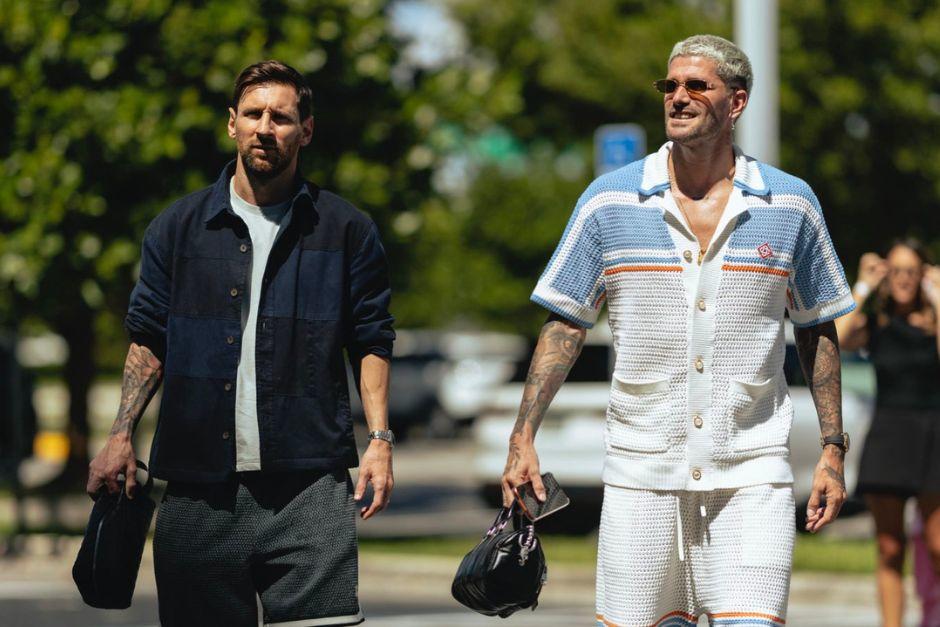 La "Pulga" llegó a la concentración de la Albiceleste junto a su compañero Rodrigo de Paul, que también juega en el Inter Miami. (Foto: AFA)