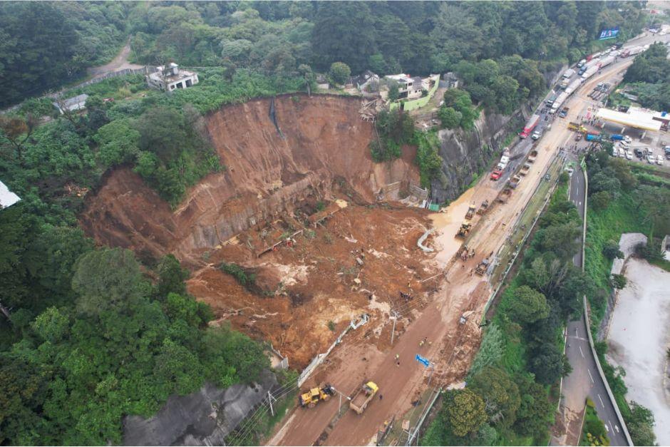El derrumbe en el kilómetro 24 de carretera a El Salvador, mantiene cerrados los cuatro carriles y una persona permanece soterrada. (Foto: Wilder López/Soy502)
